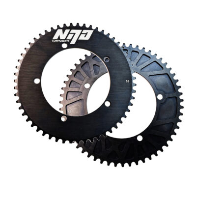 NIJO Components Chainrings sind ultraleicht, aus 7075 T6 Aluminium hochpräzise gefertigt und vollasymmetrisch aufgebaut, sodass in den maximalen Belastungswinkeln die Topologie zur absoluten Steifigkeit führt. In den Totpunkten des geringsten Krafteinsatzes sind die Kettenblätter Topologie-optimiert ausgespart und schlagen dadurch im Gesamtgewicht die Konkurrenz. 